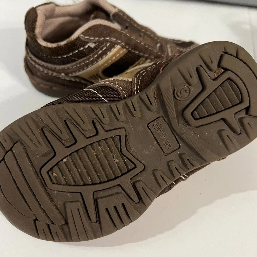 Toddler boy size 5 shoes (s-178)